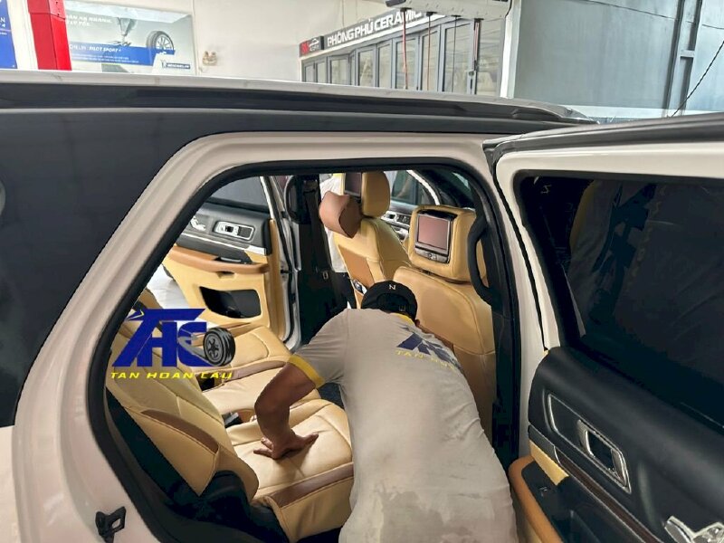 Kỹ thuật viên chuyên nghiệp kiểm tra tỷ mỹ cho xe phát hiện lỗi và đề xuất phương pháp sửa chữa phù hợp