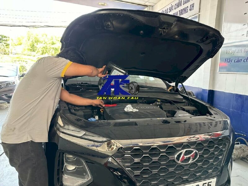 Thêm dầu nhớt mới cho hệ thống đảm bảo hiệu suất vận hành tốt