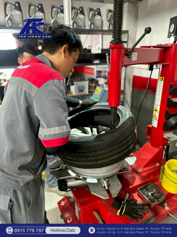B-Select Tân Hoàn Cầu - Trung tâm Dịch vụ Lốp xe Du lịch cao cấp của Bridgestone sở hữu full bộ Hunter USA - Ảnh: 4