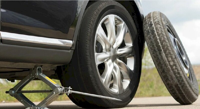 Cách thay lốp ô tô phải tuân thủ thứ tự nào?