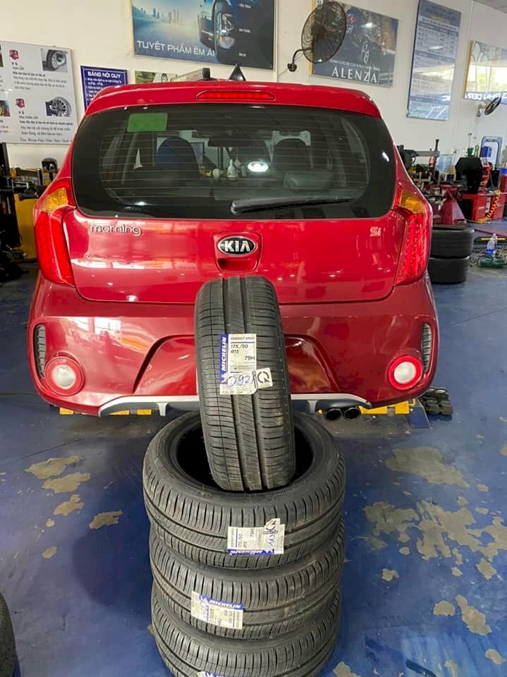 Làm thế nào để biết tôi cần thay lốp ô tô?