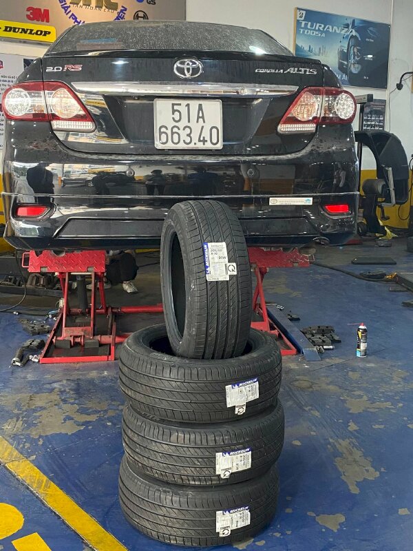 Lốp xe ô tô đi bao nhiêu km thì thay?