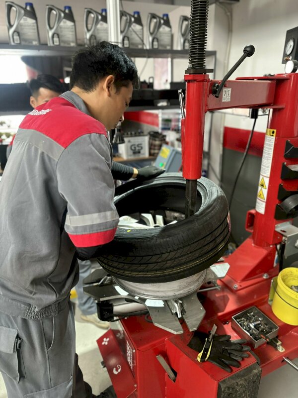 Thay lốp ô tô cập nhật kinh nghiệm về một số điều cần tránh từ chuyên gia lốp tải Ô Tô Tân Hoàn Cầu Since 1996