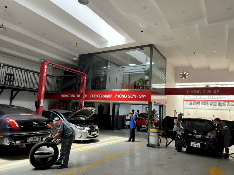 Lốp ô tô cần được xoay vị trí như thế nào để kéo dài tuổi thọ?