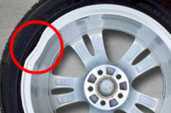 Lazang ô tô bị méo