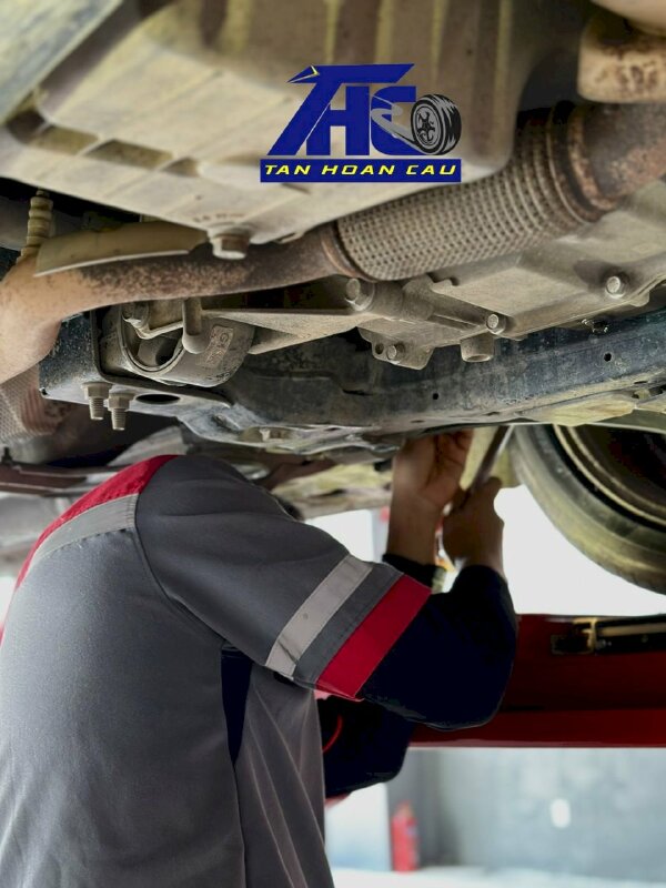 Dán phim cách nhiệt 3M Crystalline 200 lớp của Mỹ tại 431 Quốc lộ 13 Thủ Đức Ô Tô Tân Hoàn Cầu có gì thu hút khách hàng?