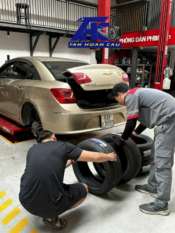 Dán phim cách nhiệt 3M Crystalline 200 lớp của Mỹ tại 431 Quốc lộ 13 Thủ Đức Ô Tô Tân Hoàn Cầu có gì thu hút khách hàng?