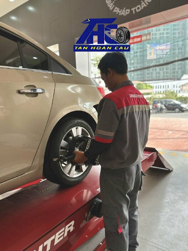 Dán phim cách nhiệt 3M Crystalline 200 lớp của Mỹ tại 431 Quốc lộ 13 Thủ Đức Ô Tô Tân Hoàn Cầu có gì thu hút khách hàng?