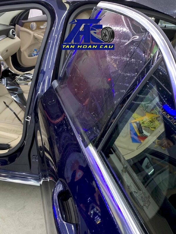 Dán phim cách nhiệt ô tô giá bao nhiêu?