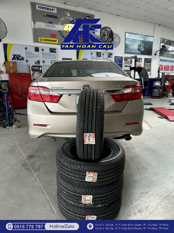 Thay lốp xe Camry 2.0E Bridgestone 095V 215/60R16 ER33 tại Ô Tô Tân Hoàn Cầu