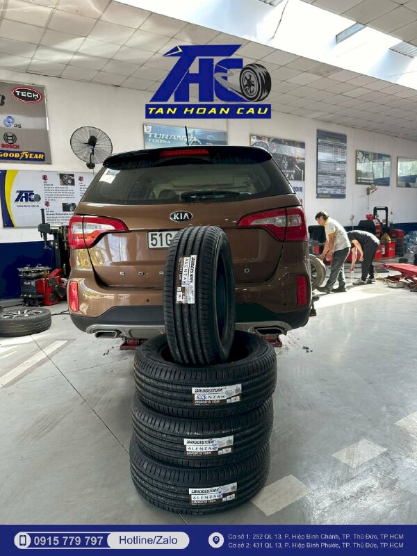 Thay lốp xe Bridgestone Alenza AL01 235/60R18 103W cho xe Kia Sorento tại Ô Tô Tân Hoàn Cầu