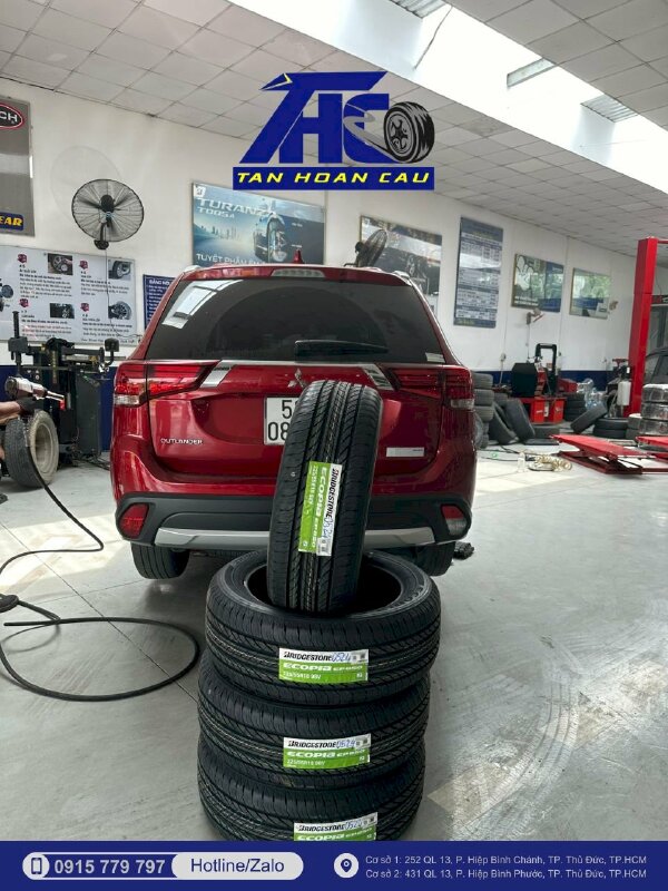 Thay lốp xe Mitsubishi Outlander Bridgestone Ecopia EP850 225/55R18 98V tại Ô Tô Tân Hoàn Cầu
