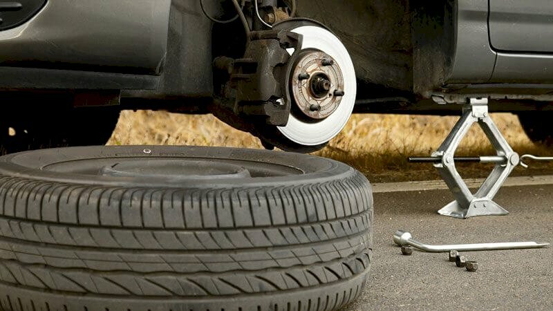 Thay lốp ô tô dự phòng đúng cách từ chuyên gia kĩ thuật Trung Tâm Dịch Vụ Lốp Xe Bridgestone B-Select Tân Hoàn Cầu