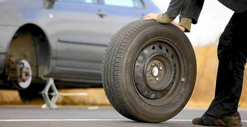 Thay lốp ô tô dự phòng đúng cách từ chuyên gia kĩ thuật Trung Tâm Dịch Vụ Lốp Xe Bridgestone B-Select Tân Hoàn Cầu
