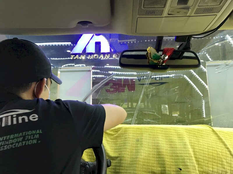 Dán Phim cách nhiệt ô tô và 8 lưu ý bảo dưỡng phim cách nhiệt 3M đúng cách từ Ô Tô Tân Hoàn Cầu