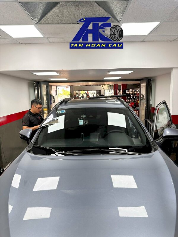 Quy trình dán phim cách nhiệt 3M - Ô Tô Tân Hoàn Cầu- Chuẩn Bị Dụng Cụ và Vật Liệu 