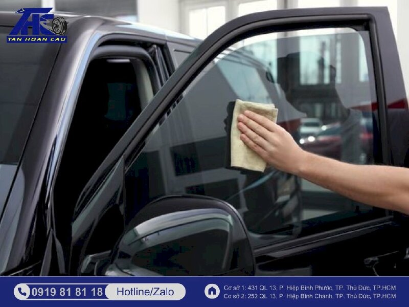 Quy trình dán phim cách nhiệt 3M - Ô Tô Tân Hoàn Cầu-Làm Sạch Kính Xe